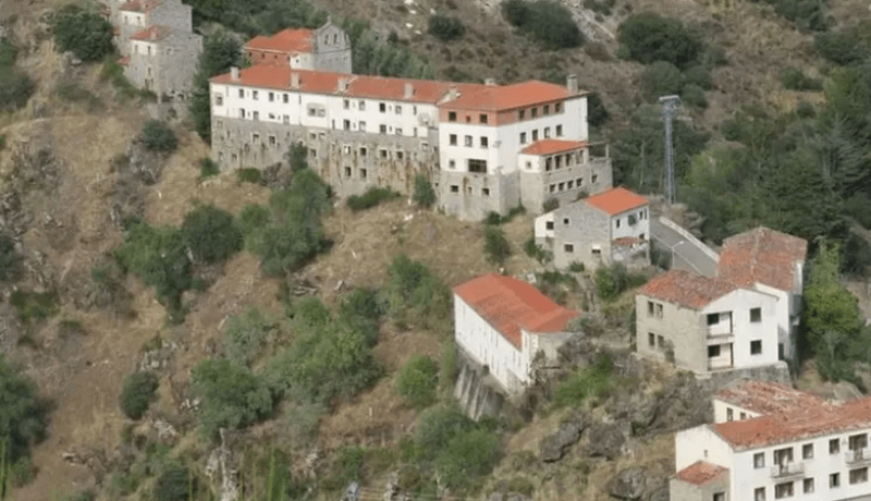 قرية إسبانية للبيع بسعر لن تصدقه