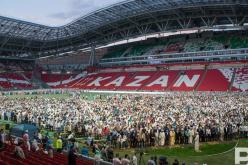 فيديو لصلاة جماعة بأحد ملاعب المونديال يثير الجدل