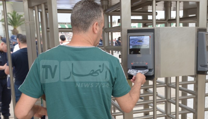 انطلاق عملية بيع تذاكر مباراة الجزائر أمام مالي عبر منصة “تذكرتي”