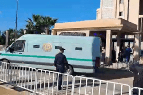 شاهد لحظة خروج المُتّهمين في قضية جمال بن اسماعين من المحكمة تحت حراسة أمنية مشدّدة