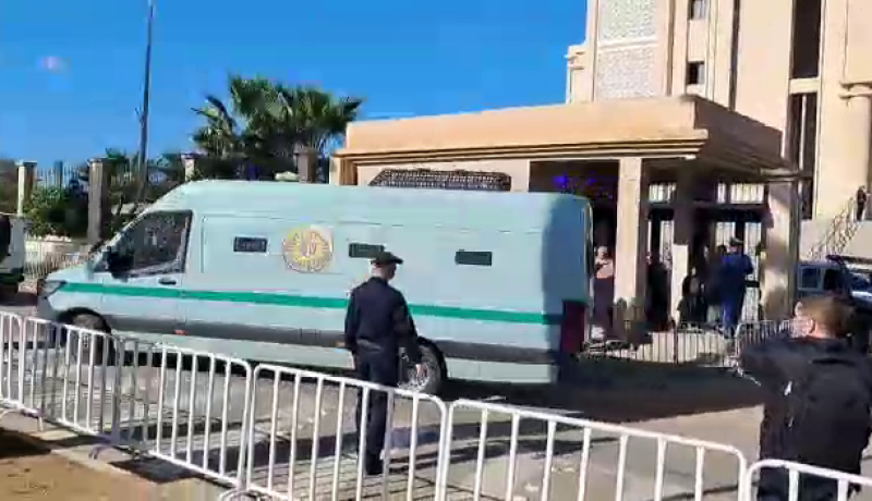 شاهد لحظة خروج المُتّهمين في قضية جمال بن اسماعين من المحكمة تحت حراسة أمنية مشدّدة