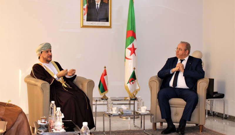 وزير الصناعة يبحث فرص التعاون مع سلطنة عمان
