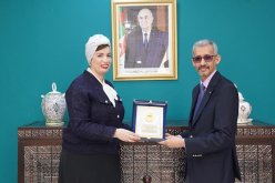 وزيرة الثقافة تتسلم ذرع  الألكسو نظير جهودها وطنيا وعربيا