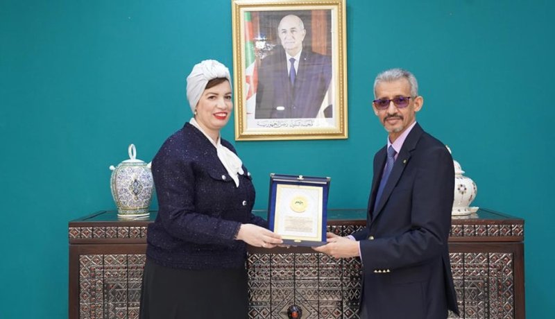 وزيرة الثقافة تتسلم ذرع الألكسو نظير جهودها وطنيا وعربيا