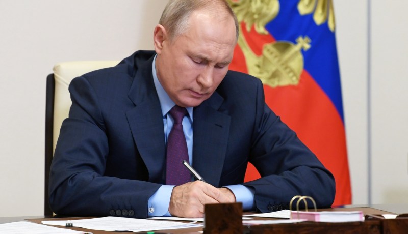 بوتين يوقع مرسوما لحظر تصدير النفط للدول التي تضع سقفا لأسعاره