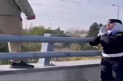 شاهد.. شُرطية تمنع شابا من الإنتحار وتنهار باكية