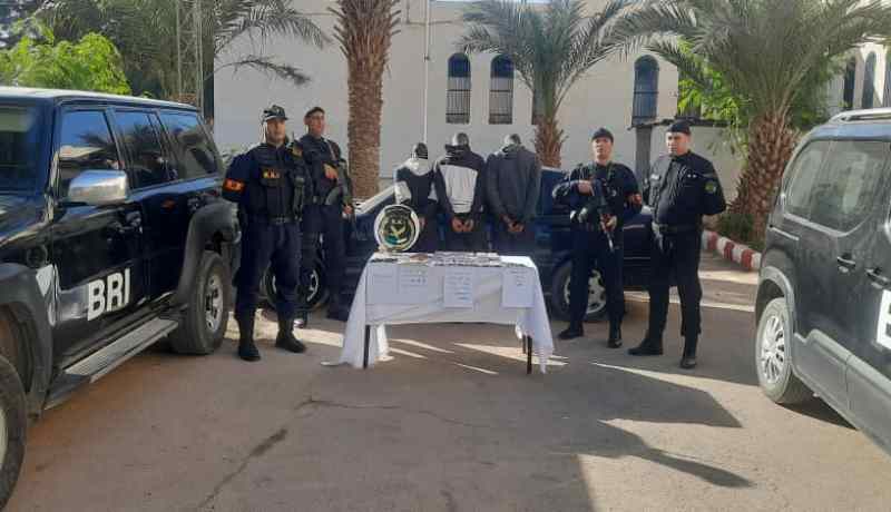 الإطاحة بعصابة مختصة بترويج المؤثرات العقلية وحجز 2335 قرص بتندوف