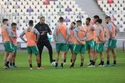 بالصور.. لاعبو المنتخب المحلي يكتشفون ملعب براقي في حصة تدريبية