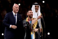 تتويج ميسي بالبشت الخليجي يثير الجدل!