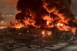 فيديو.. مقتل شخص في حريق ضخم بمركز تجاري بروسيا