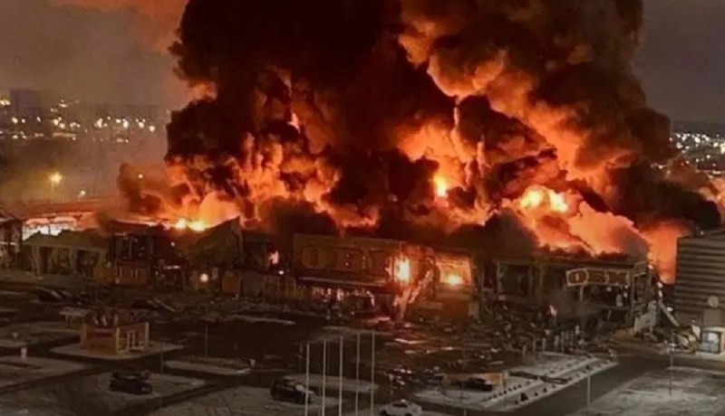 فيديو.. مقتل شخص في حريق ضخم بمركز تجاري بروسيا