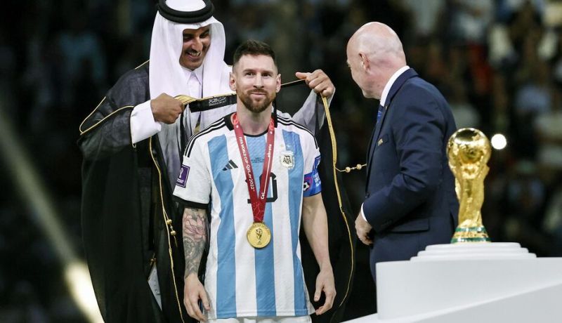 بعد أن ارتداه ميسي خلال التتويج بكأس العالم.. “البشت” يتصدر المبيعات