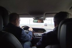 بعد استهدافه أكتوبر الماضي.. شاهد بوتين يقود سيارته عبر جسر القرم