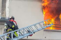 كلب ينقذ مالكته وابنتها أثناء الحريق في فرنسا