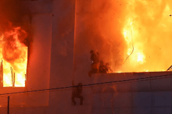 فيديو مُروع… يلقون بأنفسهم من علو شاهق هربا من حريق مهول!