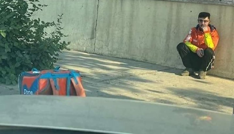 دخل لآداء الصلاة فسٌرقت دراجته.. قصة عامل توصيل تثير ضجة على الأنترنت