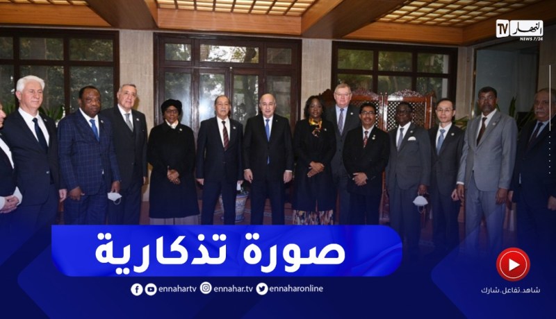 صورة تذكارية لرئيس الجمهورية رفقة رؤساء الوفود المشاركة في الملتقى الدولي للمحكمة الدستورية