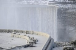 مشهد مُذهل.. تجمد شلالات نياجرا في أمريكا