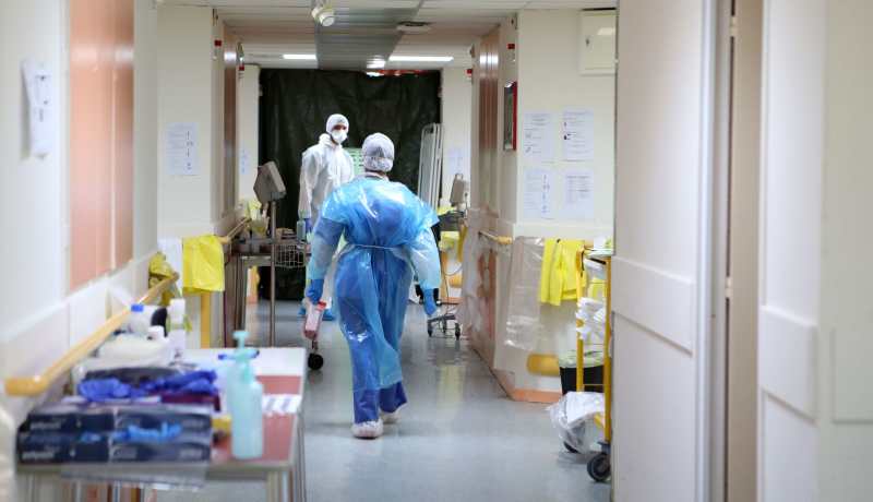 كوفيد والإنفلونزا والتهاب القصيبات.. فرنسا تعلن تشبع المستشفيات بالمرضى