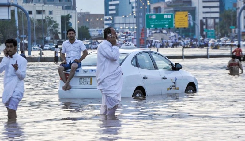 سيول وفيضانات في مكة المكرمة.. تعليق الدراسة والصلاة في المنازل