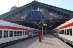 فيديو يوثق جريمة بشعة.. سيدة تدفع طفلة على القطار!