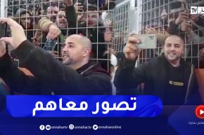 بوقرة يلتقط الصور مع الأنصار بعد الفوز على منتخب الموزمبيق