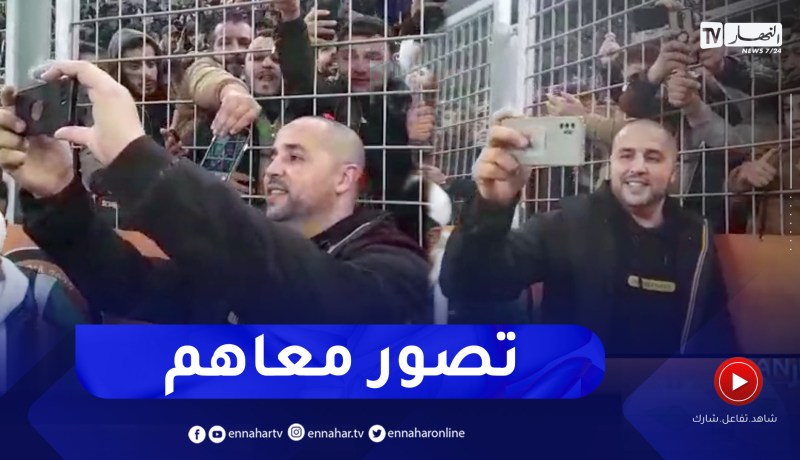 بوقرة يلتقط الصور مع الأنصار بعد الفوز على منتخب الموزمبيق