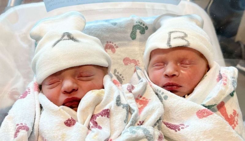 شقيقتان توأم تولدان في يومين وسنتين مختلفتين!