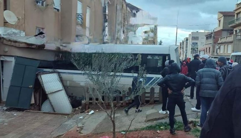 اصطدام حافلة بجدار منزل بحي 70 مسكن في تيبازة