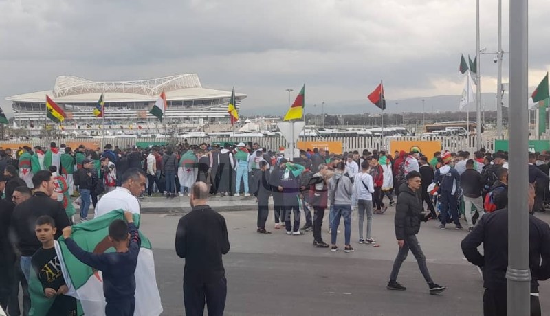 بالصور.. توافد غفير لأنصار الخضر على ملعب “نيلسون مانديلا”