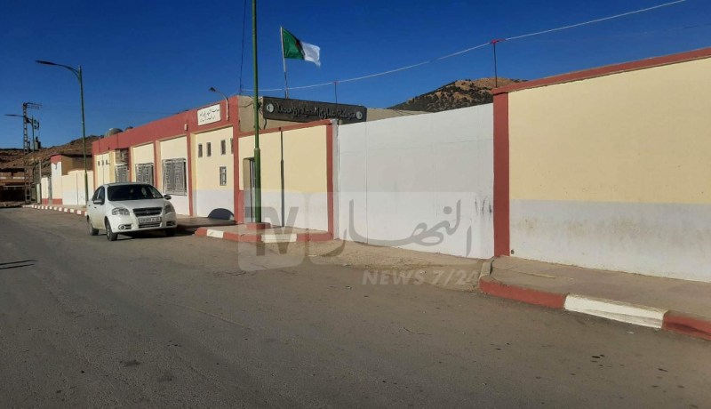 صادم.. تلميذ يطعن أستاذته بخنجر في الظهر داخل متوسطة بباتنة