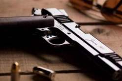 فيديو صادم.. رضيع يتجول بمسدس ويسحب الزناد!