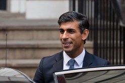 الشرطة البريطانية تغرم رئيس الوزراء بسبب حزام الأمان