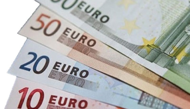 مطار وهران.. توقيف امرأتين بحوزتهما 17 ألف أورو
