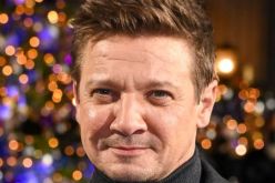 بعد تعرضه لحادث خلال إزالة الثلوج.. هكذا بدا جيريمي رينر بأول ظهور له