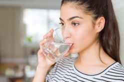 دراسة تكشف علاقة شرب الماء بالشيخوخة
