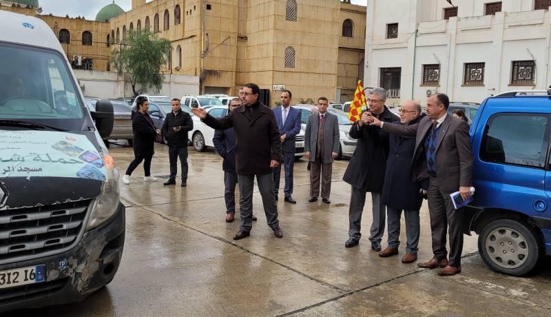 وزير الشؤون الدينية يعطي إشارة انطلاق قافلة تضامنية إلى تيسمسيلت