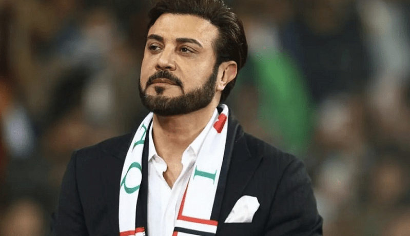 شاهد.. ماجد المهندس يسجد ويقبل أرض العراق