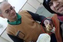 فيديو مؤثر.. مصري يمنح جاره مجوهرات زوجته لعلاج إبنته وهو لا يعلم أنها ماتت