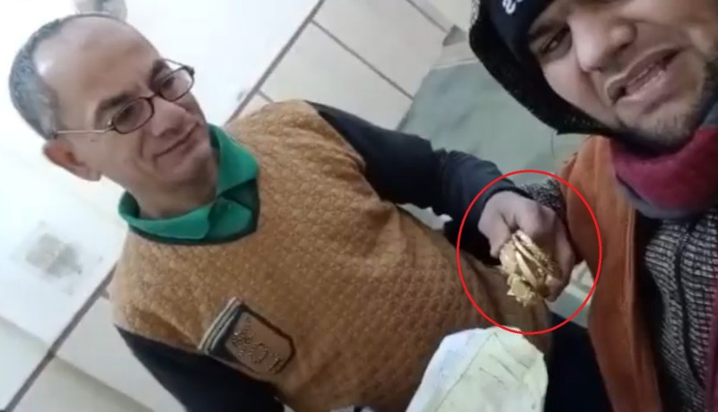 فيديو مؤثر.. مصري يمنح جاره مجوهرات زوجته لعلاج إبنته وهو لا يعلم أنها ماتت