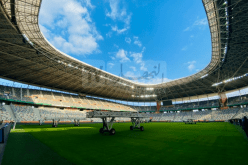 بالصور.. ملعب “نيلسون مانديلا” يكتسي أبهى حلة أيام قبل “الشان”