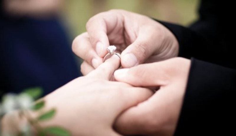 إنسانة طيبة مننتهى أملي أن تسندني روحا تسكن روحي