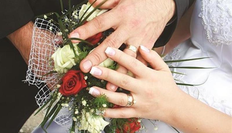 عامل مستقر.. لا أولوية له في الحياة سوى أن يكمل نصف دينه