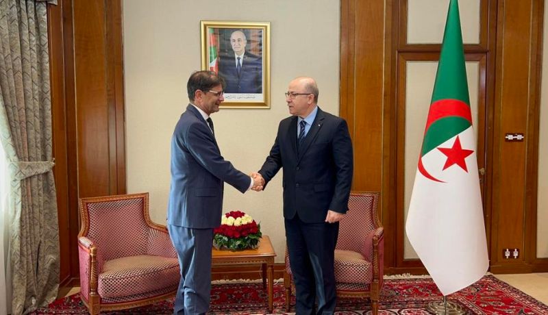 الوزير الأول يستقبل سفير جمهورية باكستان