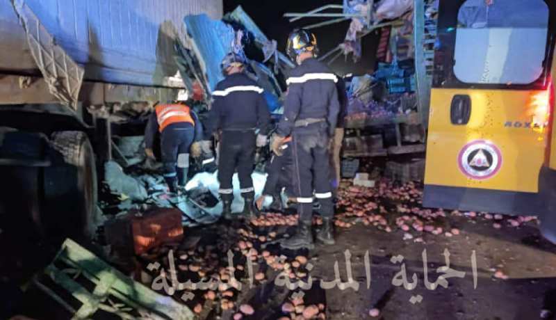 المسيلة: قتيلان وجريح إثر اصطدام شاحنتين بالحوامد