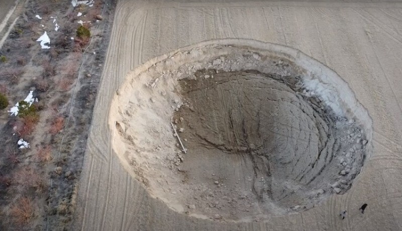 بالفيديو.. ظهور مفاجئ لحفرة عملاقة في تركيا