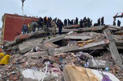 شاهد.. إنقاذ طفلة من تحت الأنقاض بعد 4 أيام من الزلزال