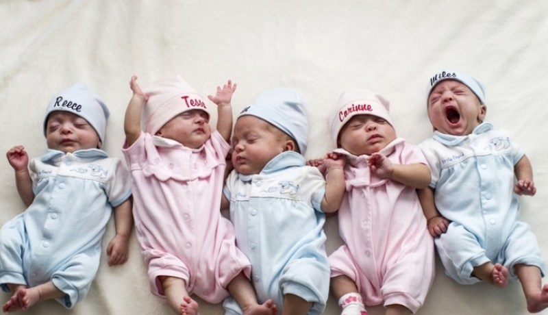 أم لـ7 أبناء تُنجب 5 آخرين ببطن واحدة في حالة نادرة