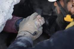 مشهد تقشعر له الأبدان.. إنتشال طفل حي من حضن والده المتوفي