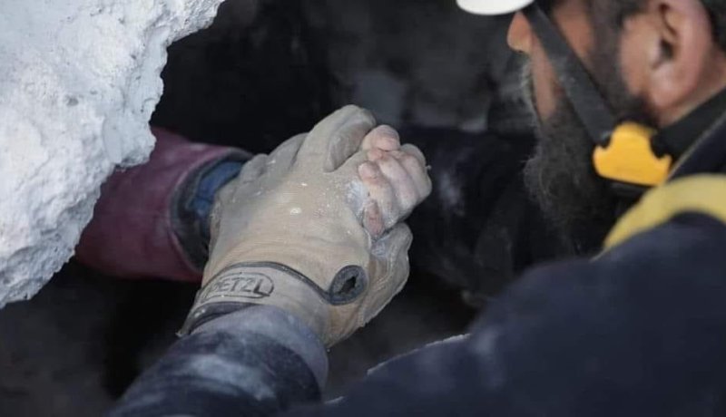 مشهد تقشعر له الأبدان.. إنتشال طفل حي من حضن والده المتوفي
